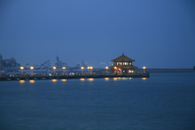 青島有哪些風(fēng)景名勝?。?></a></p>

<p>游覽景點(diǎn)：棧橋＿步行＿天后宮＿步行＿海軍博物館＿步行＿小青島＿步行＿魯迅公園＿步行＿水族館＿步行＿海底世界＿步行＿小魚(yú)山＿步行＿第一海水浴場(chǎng)＿步行＿八大關(guān)＿公交＿五四廣場(chǎng)＿步行＿奧林匹克主題公園（奧帆基地）＿公交＿銀海大世界＿步行＿極地海洋世界＿步行＿雕塑園＿步行＿石老人浴場(chǎng)。</p>
<p><a href=
